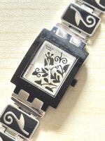 Swatch Damenuhr Rechteckig Schwarz Blumenmuster Metallarmban