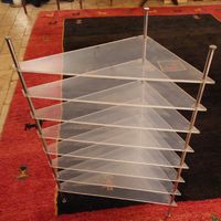 Gestell , Eckgestell mit Kunststoff-Tablaren