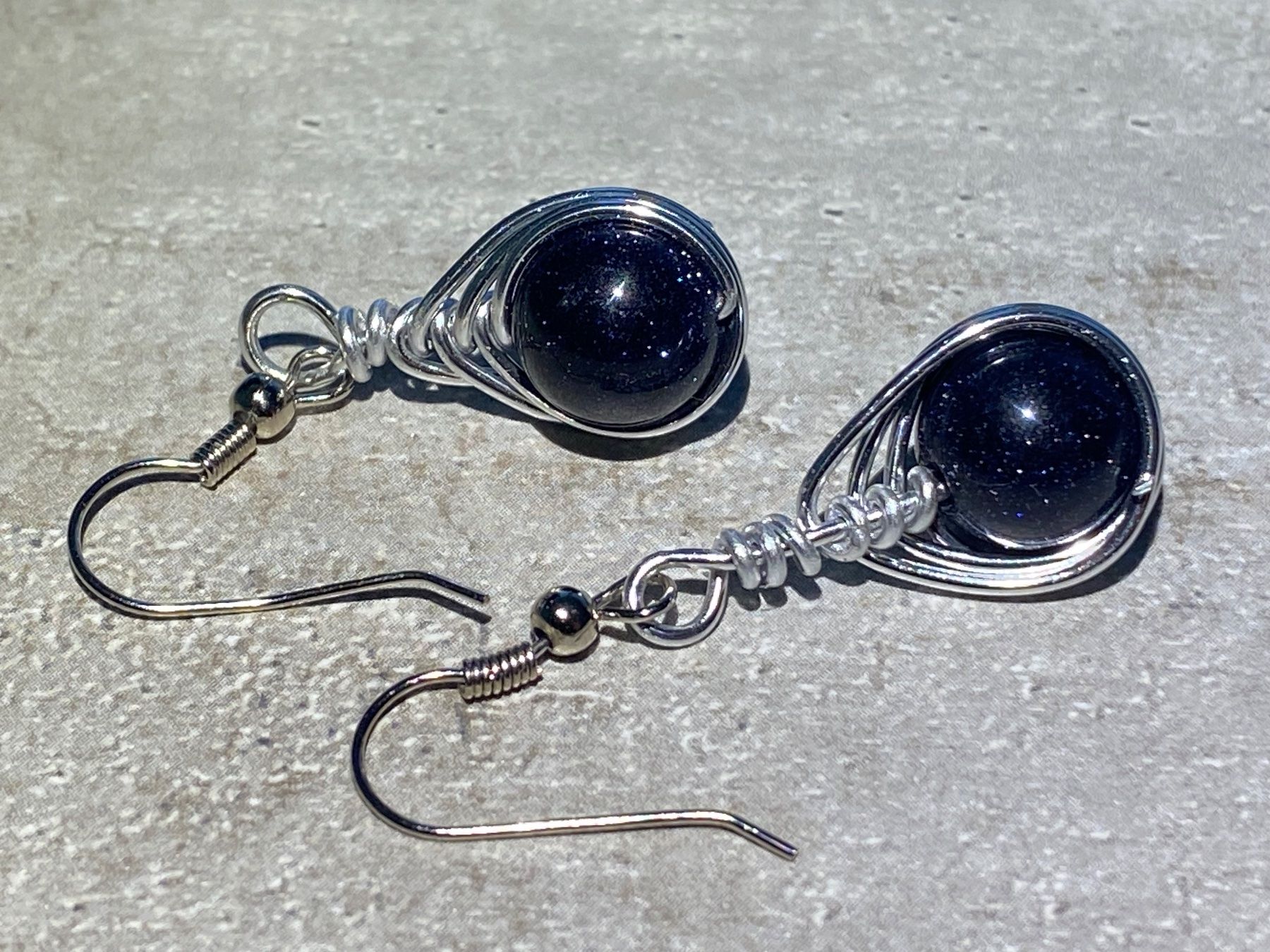 Ohrringe & -stecker: natürlicher blauer Sandstein - Ohrringe wire wrap handmade – Neu und originalverpackt aus Laax von kri_95f5