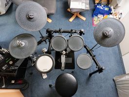Schlagzeug eDrum Yamaha DTX 532K, Verstärker und Stuhl
