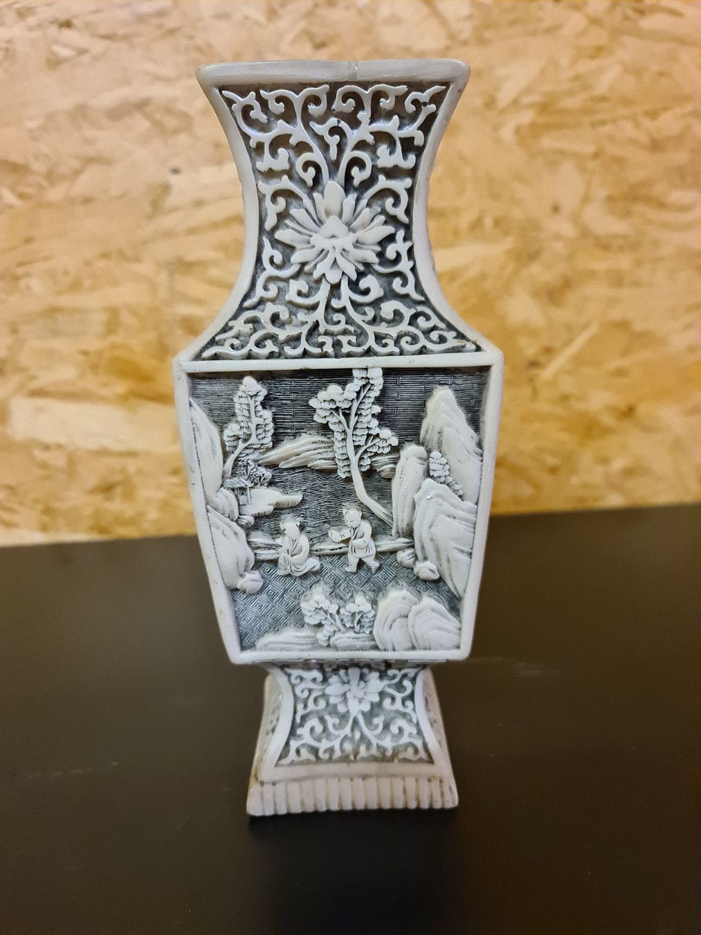 Vasi & Recipienti: Alte Vase Schnitzerei – Usato da Ibach venduto da Hfedier 1