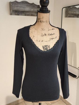 Dunkles Langarm-Shirt Gr. M mit Spitzenbesatz