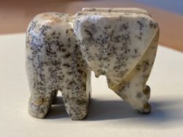 Elefant aus Stein gearbeitet