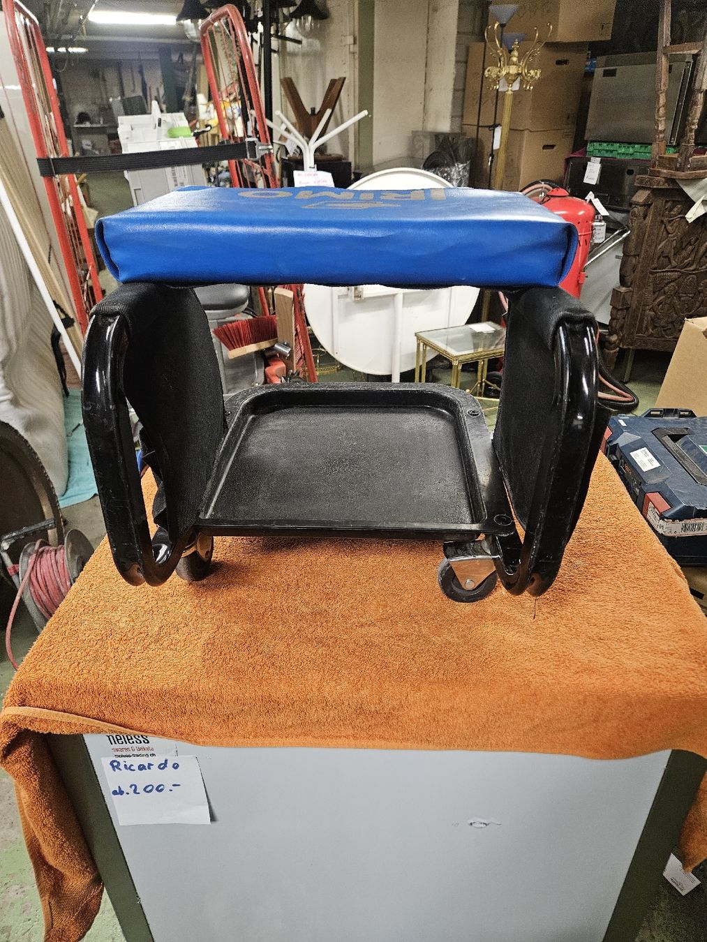Hocker: Irimo Werkstatthocker Rollhocker mit Werkzeugtasche (D1) – Gebraucht aus Rorschach von TimelessTrading 2