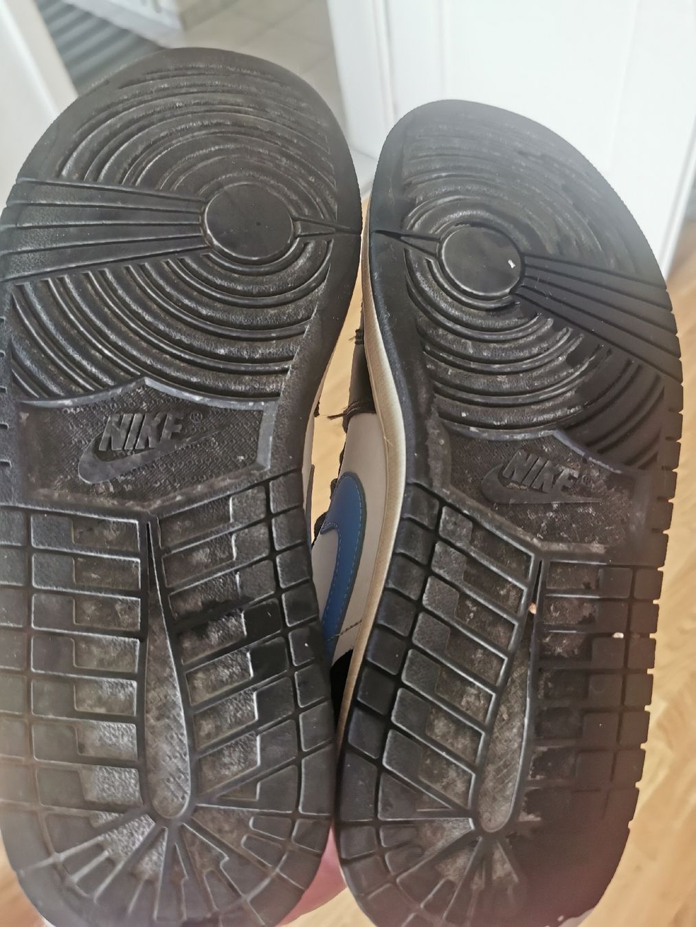 Jordan Scarpe da uomo: Jordan 1 Low Black University Blue White 42.5 – Usato da Bern venduto da ged_ffx9 4