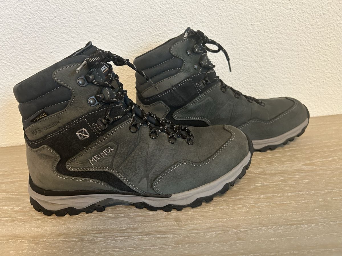 Meindl Scarpe da uomo: Meindl Wanderschuhe Goretex Gr. 39.5 Grau - Top Zustand – Nuovo (secondo la descrizione) da Wolhusen venduto da eve_m6cg