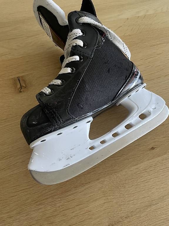 Patins à glace: Schlittschuhe in Grösse 32 – D'occasion à Münchringen par Nicole1981 1