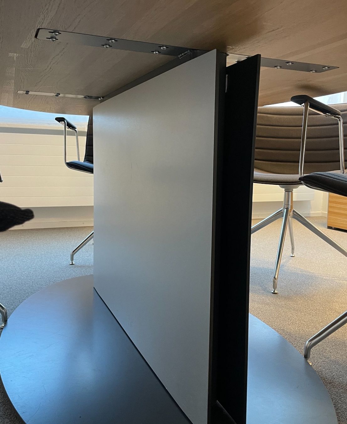 Tables: Grosser Sitzungstisch Massivholz Oval – D'occasion à Zürich par reMaterial 1
