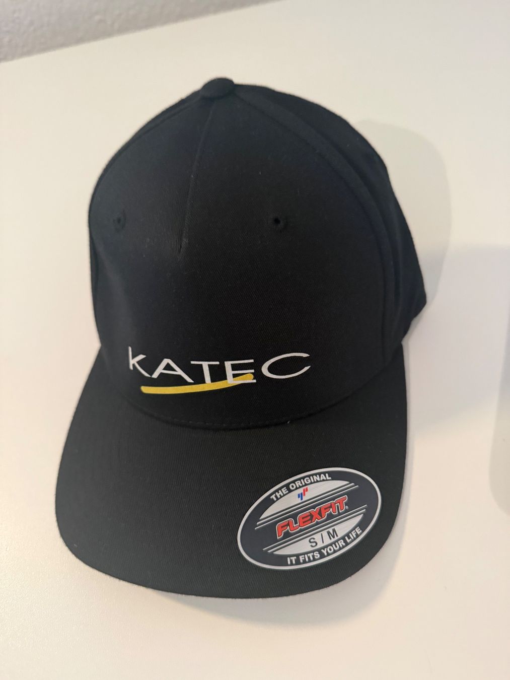Flexfit Copricapi, berretti & cappellini: Flexfit 5 Panel black Cap S/M Neue – Nuovo e nell'imballaggio originale da Altendorf venduto da Elenaneagu22