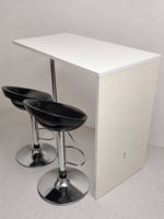 Barhocker und Bartisch
