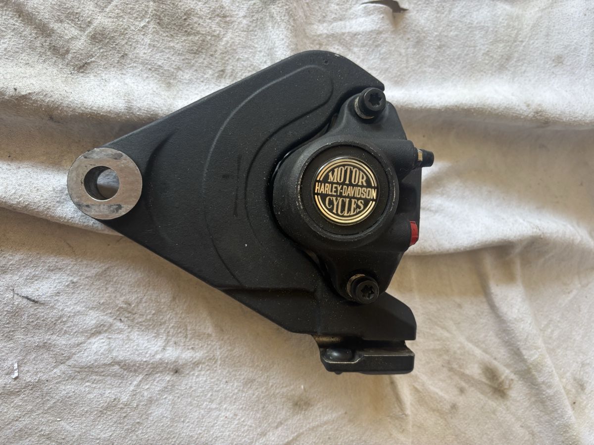 Harley-Davidson Alle Motorradersatzteile: Harley Davidson Bremszange mit Halterung – Gebraucht aus Schötz von Harley35 5