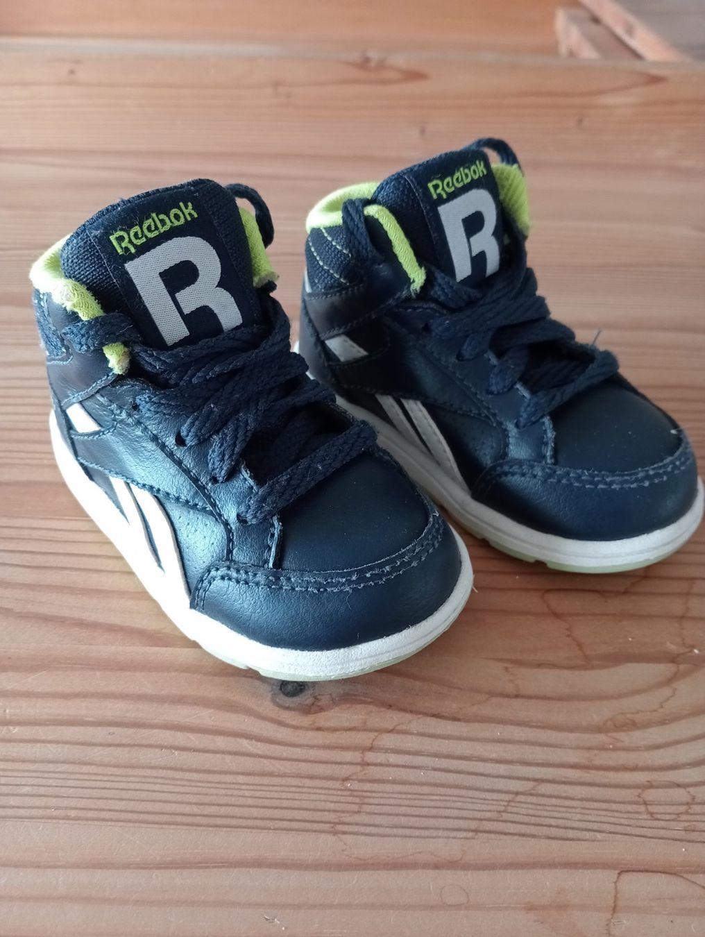 Reebok Scarpe per ragazzi: Kinderschuhe/Babyschuhe Reebok, Gr. 19.5 – Usato da St.Niklausen LU venduto da Wirdbereitsverwendet