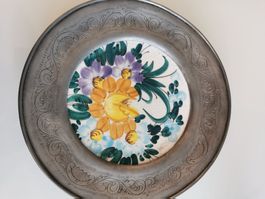 Porzellanteller mit Zinnrahmen Blumenmuster