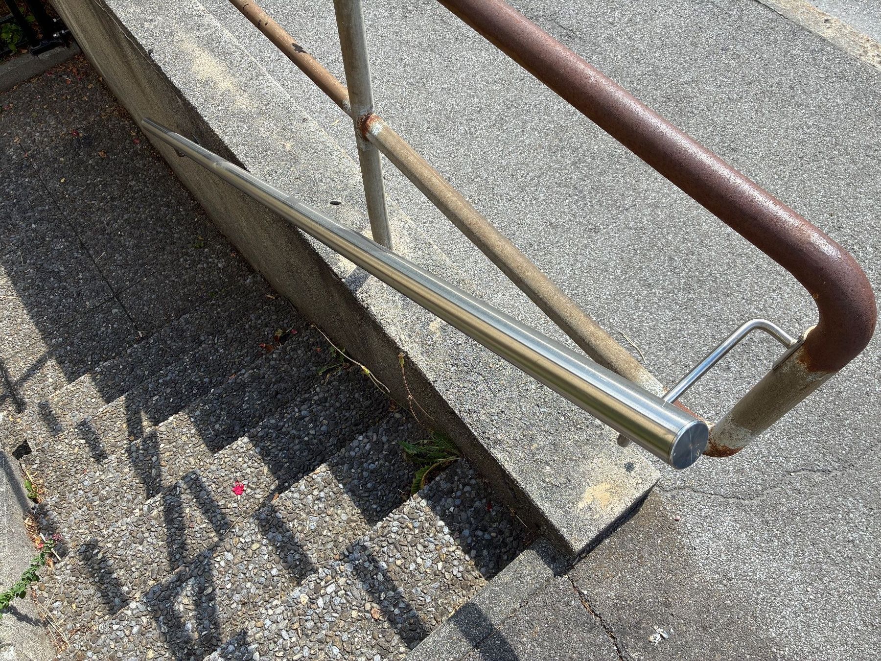 Geländer: Handlauf Chromstahl Länge 2.2m – Gebraucht aus Goldau von padlmucki