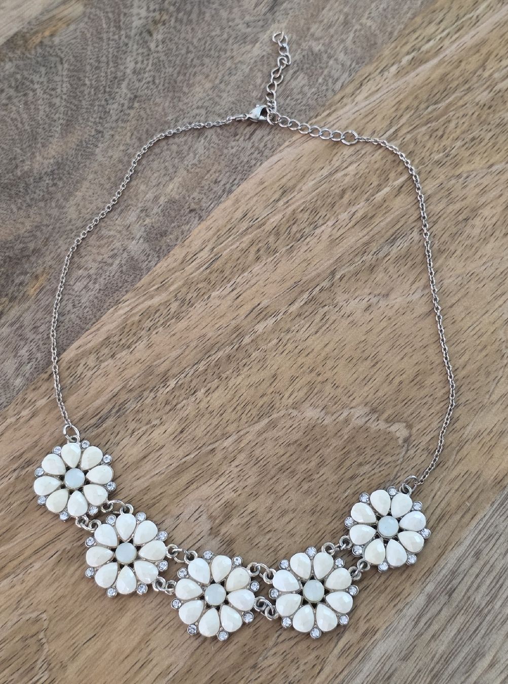 Ketten: Collier Blumenkettchen creme mit Strass neuwertig – Gebraucht aus Rheinsulz von Gilea 5