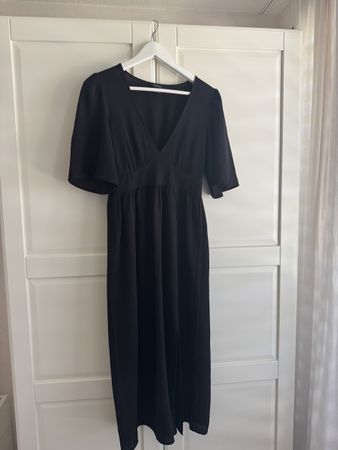 Kleid in schwarz von Monki mit Schlitz, Grösse 36, BRANDNEU!