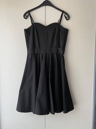 Robe noire à bretelles élégante et intemporelle taille M
