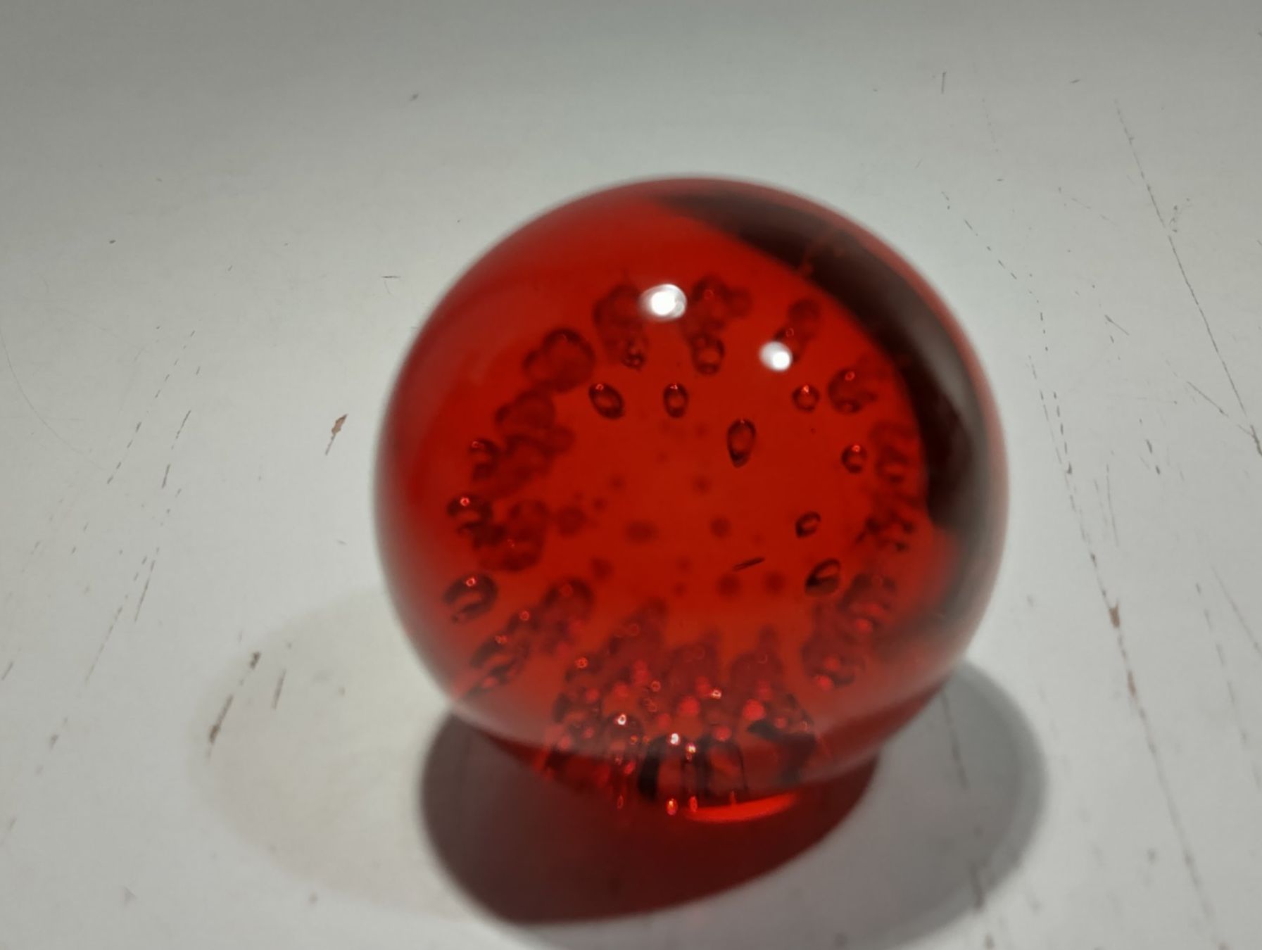 Statuette: Rote Glaskugel, Paperweight mit Luftblasen – Usato da Bellach venduto da JingleCherry 2