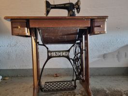 Antiquarischer Nähtisch mit Nähmaschine, Singer