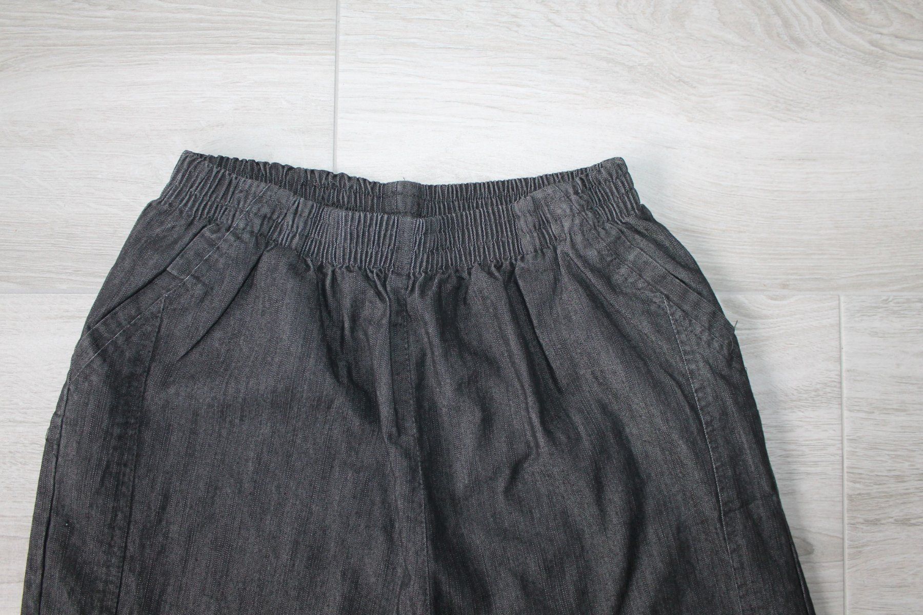 Pantaloni: Pantacourt taille L – Usato da Chez-le-Bart venduto da jasse 1