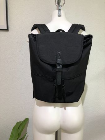 Neuwertiger Rucksack schwarz praktisch minimalistisch