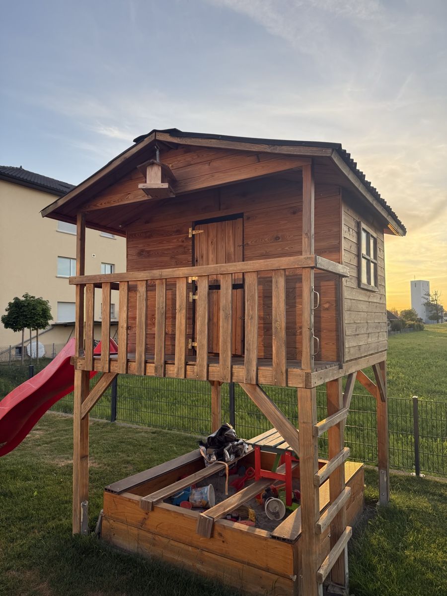 Casette per bambini: Cabane en bois avec toboggan et bac à sable – Usato da Tentlingen venduto da DELBAST 2