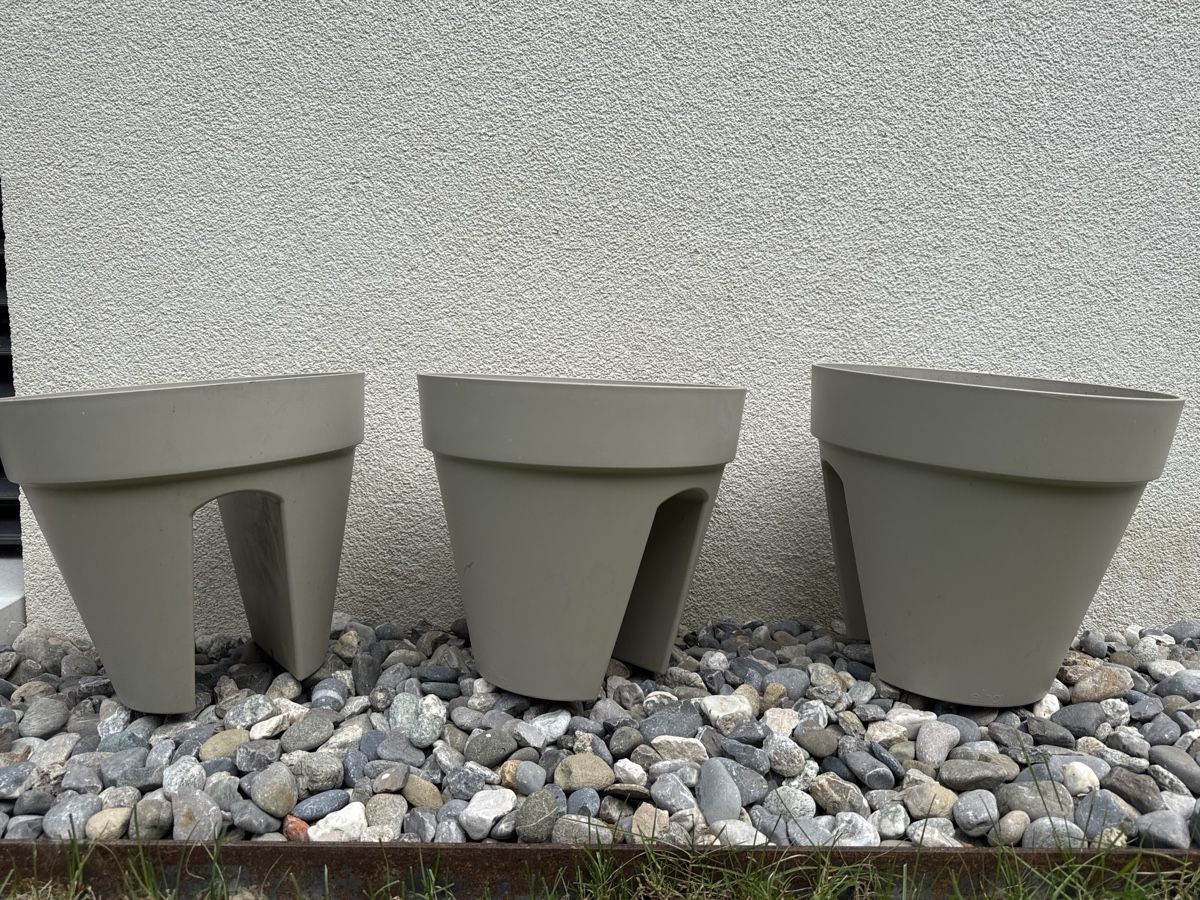 Vasi per fiori: 3 Modern Grey Elho Balcony Planters – Usato da Corsier GE venduto da Arca_ReLife
