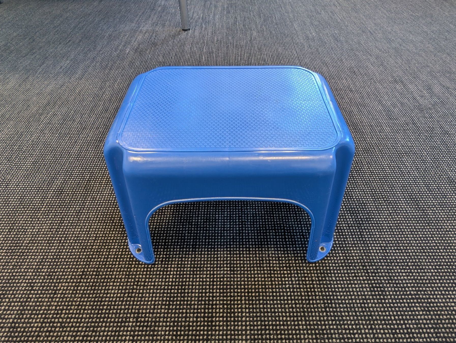 Sgabelli: Stabiler Kindertritt / Hocker blau (Kunststoff) – Usato da Zug venduto da Cry71