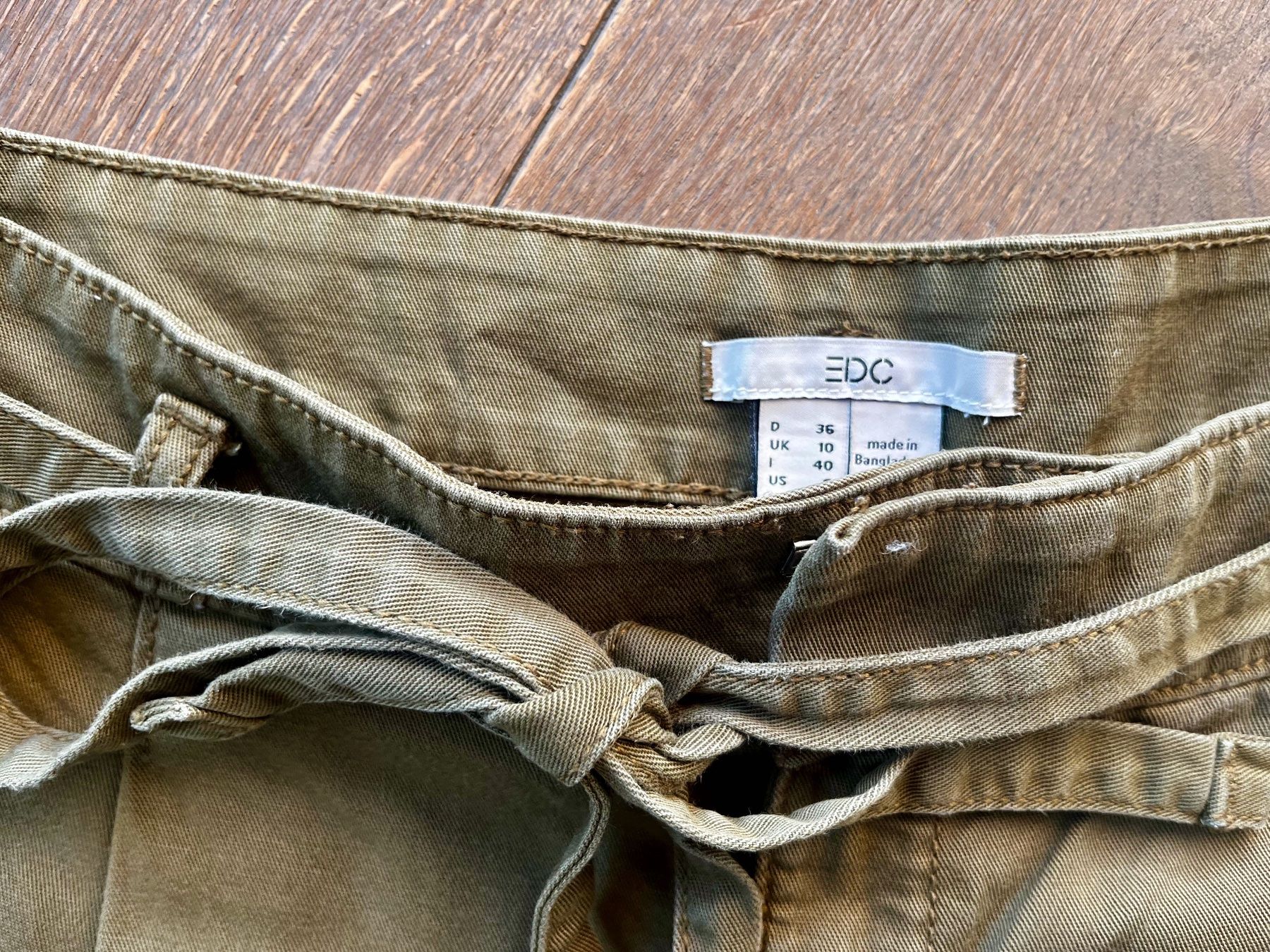Esprit Hosen: Pantalon kaki EDC taille 36 – Gebraucht aus Develier von lili_1 1