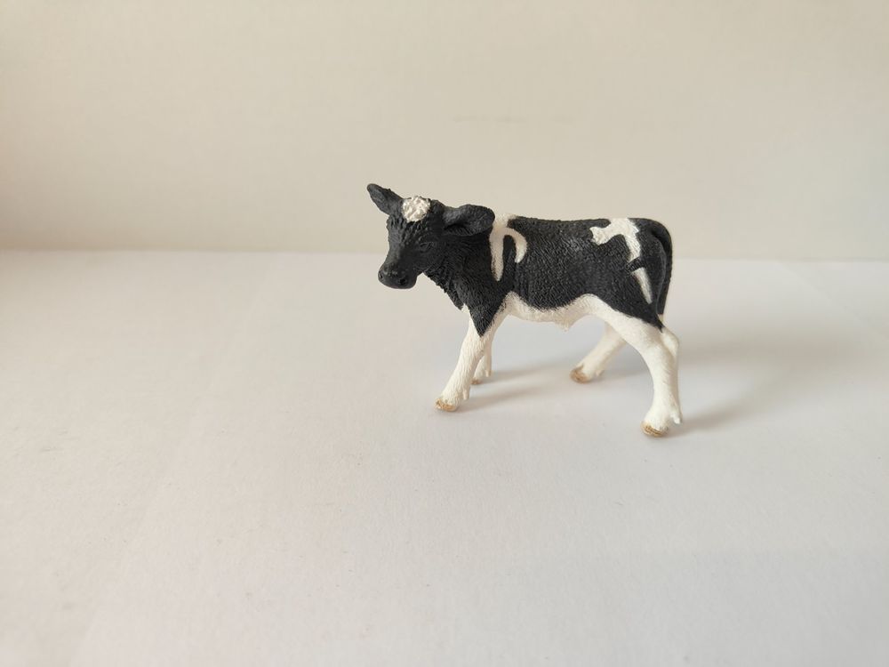 Schleich Kuh Schwarzbunt – Grasend, Handbemalt, Für Kinder Ab 3 Jahren, Aus Robustem Kunststoff