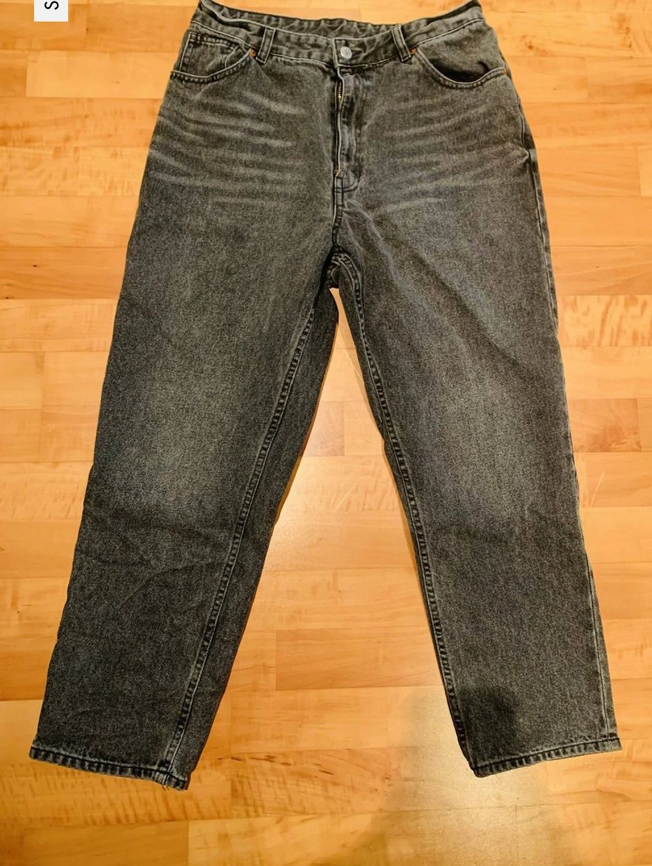 Monki Jeans: Jeans Monki grau/anthrazit, Straight leg, Gr. 40 – Gebraucht aus St. Gallen von Miousch