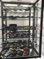 Vitrine mit Automobil Sammlung Massstab 1:43 Minichamps etc
