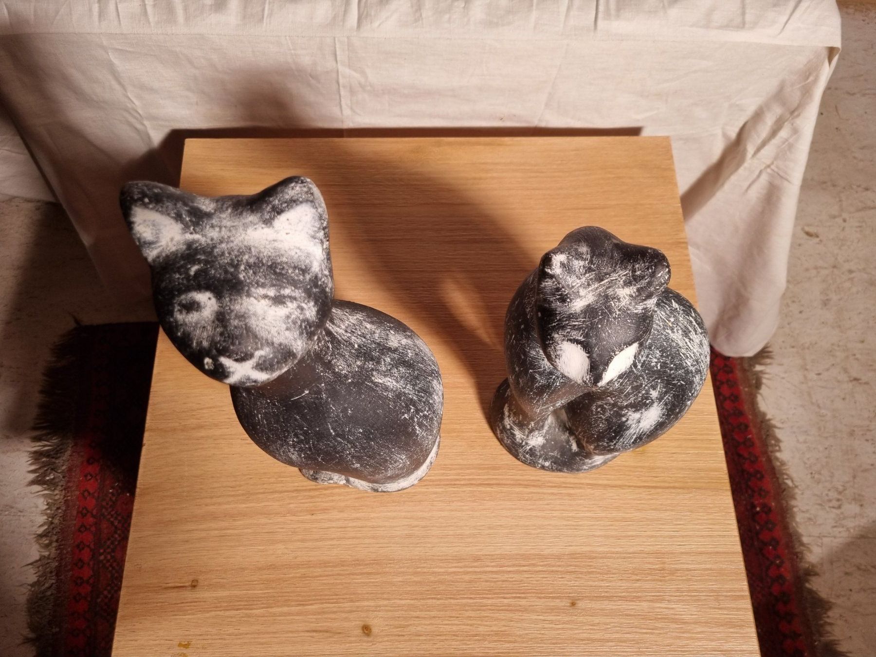 Figuren: 2 kunstvolle Keramik Katzen im Set – Gebraucht aus Fürstenaubruck von PizBeverin2018 2