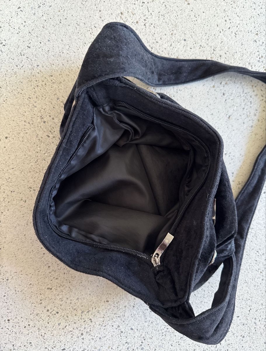 Sacs: Black crossbody/ shoulder bag with silver details – D'occasion à Thalwil par fra_fbq8 1