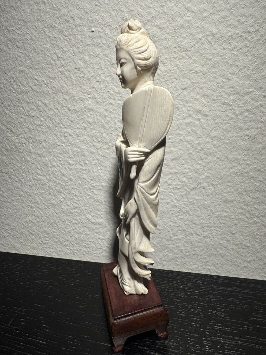 Sculture & Statue: Antike chinesische Dame mit Fächer. – Usato da Buchs AG venduto da ChrizZa 1