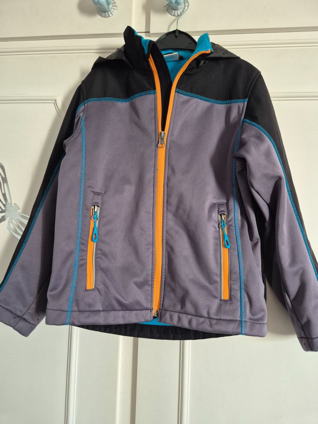Jacken & Mäntel: Kinder Softshelljacke grau/schwarz, Gr. 122/128 – Gebraucht aus Dietikon von grafad