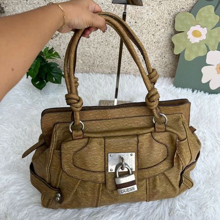 Damen Handtasche Guess cognac Kroko-Optik Breite 39cm