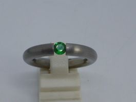 Bague acier ronde avec zircon vert