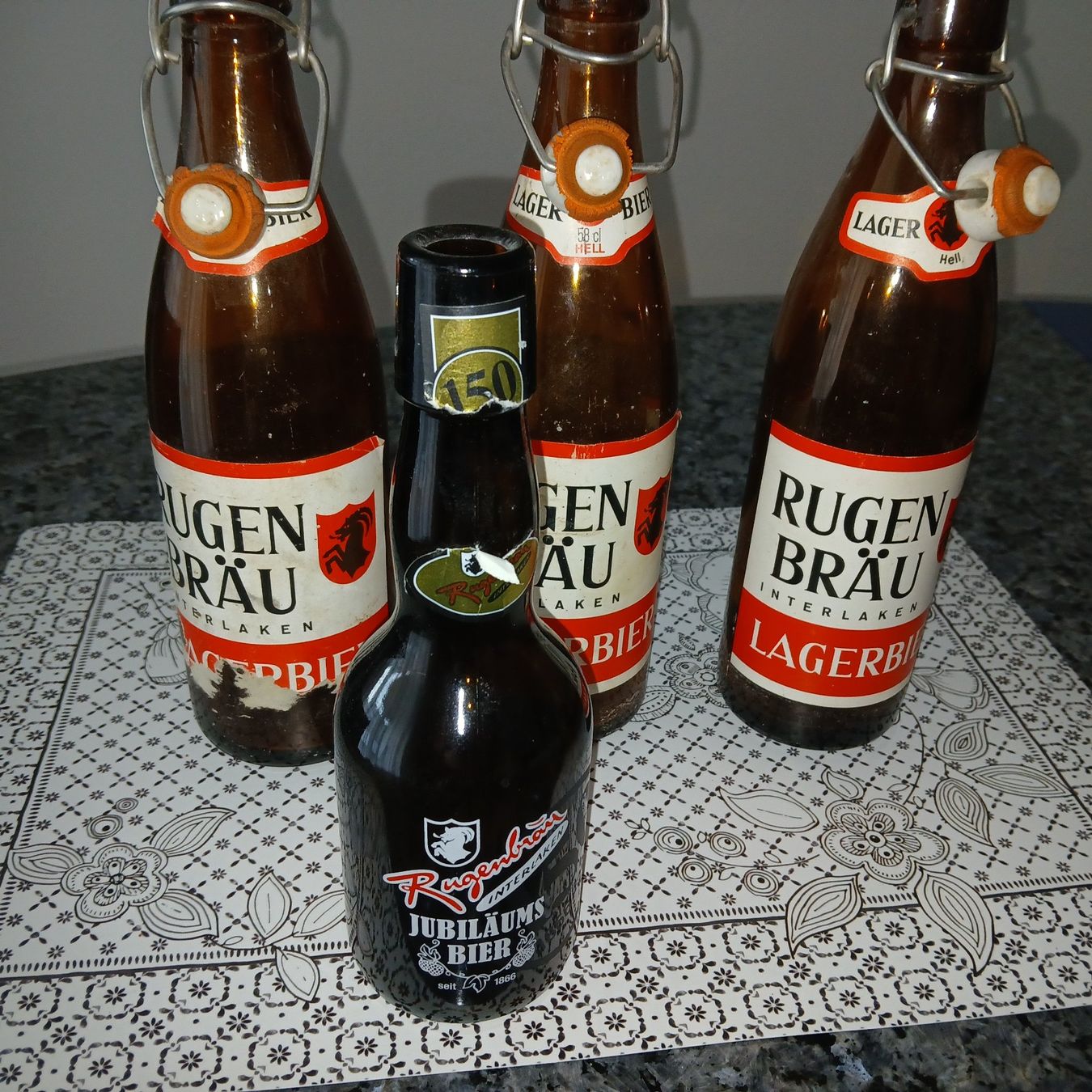 Verres, cruches & bouteilles: Rugenbräu Bier Flaschen – D'occasion à Safenwil par SilverDesign 1