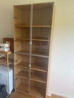 Display cabinet with glass doors and shelves, light wood eff