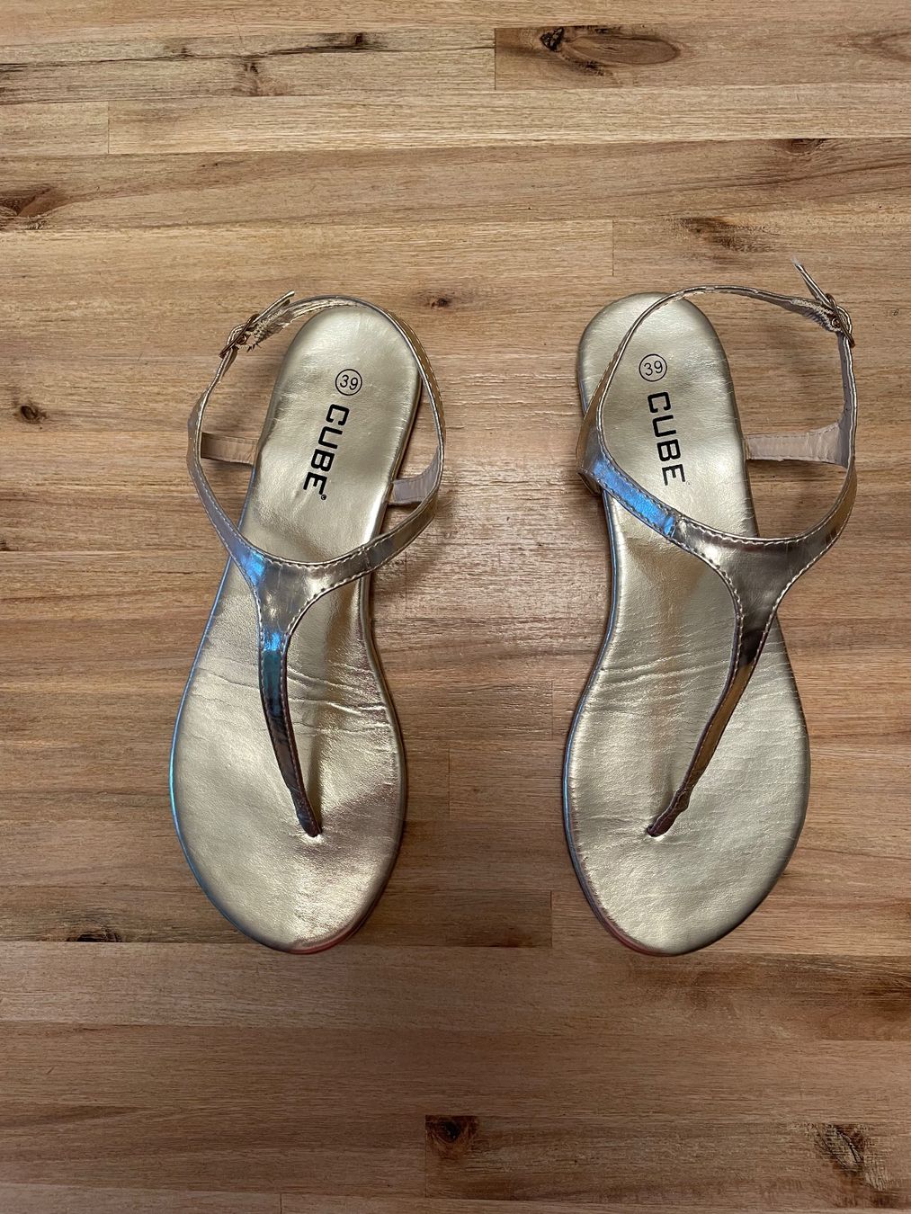 Cube Damenschuhe: Leichte Sandale CUBE, Gr.  39 goldfarben – Gebraucht aus Uster von capmar
