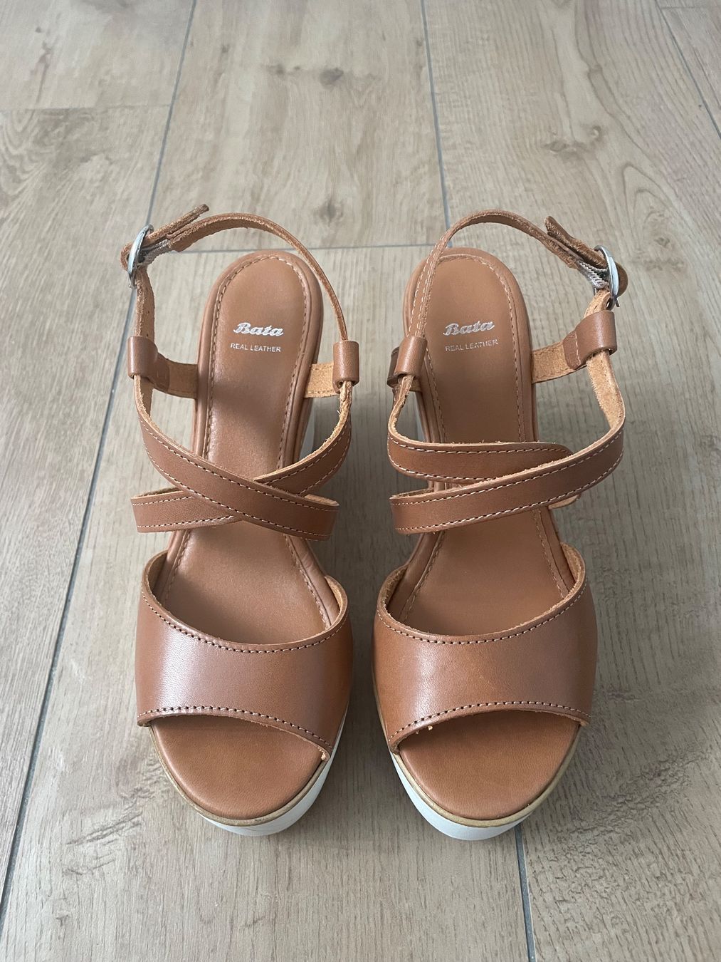 Scarpe da donna: Keilsandaletten von Bata Gr. 37 – Usato da Waltenschwil venduto da hansnine