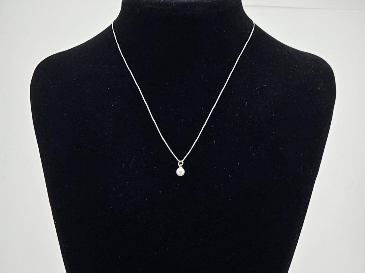 Catenine: Damenhalskette Silber mit Perlen-Anhänger – Nuovo e nell'imballaggio originale da Thalwil venduto da Seasons-Schmuck