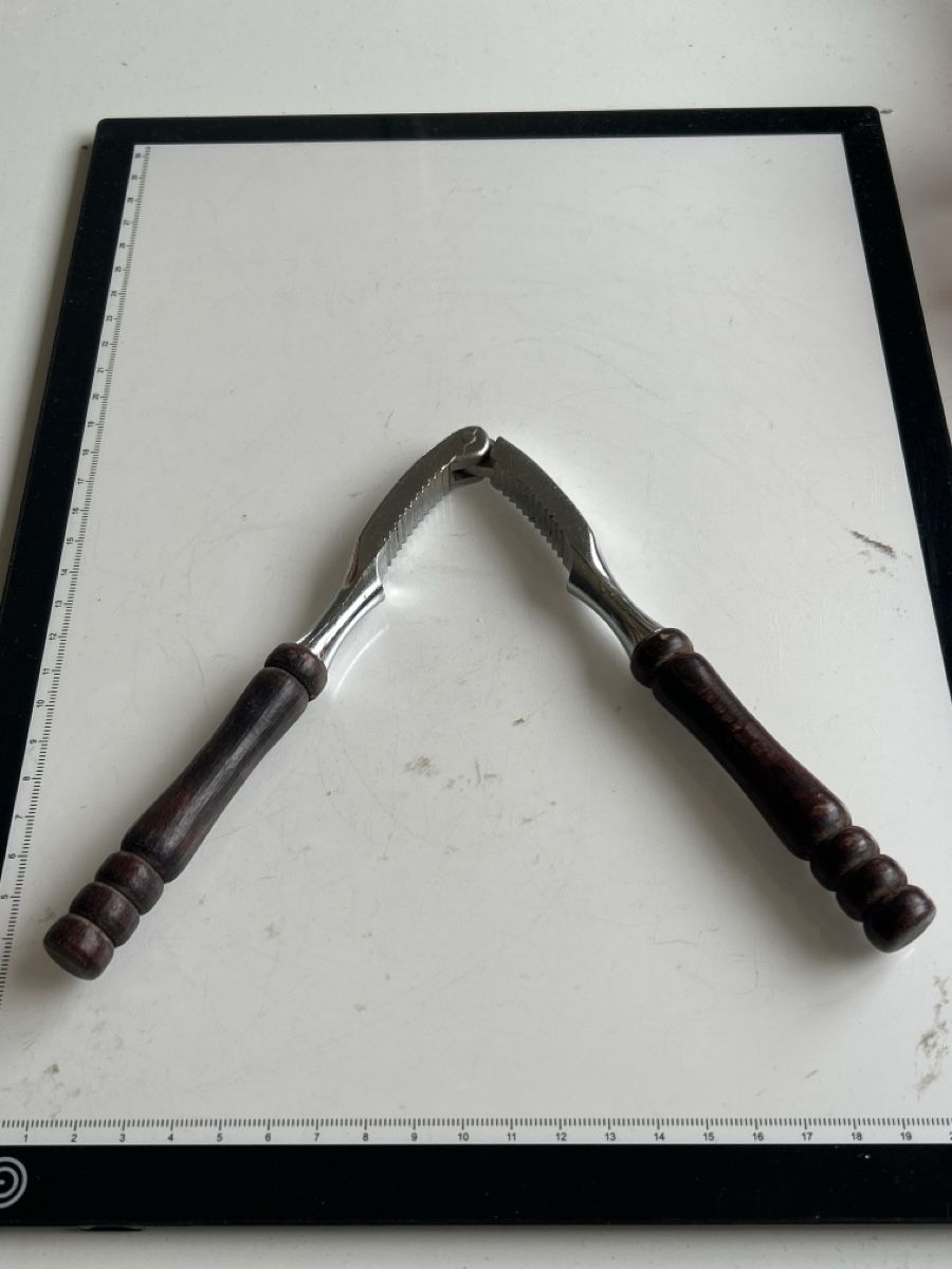 Küchengeräte: Nussknacker Metall Holzgriffe (S19) – Gebraucht aus Aarau von bro_9zsg 1