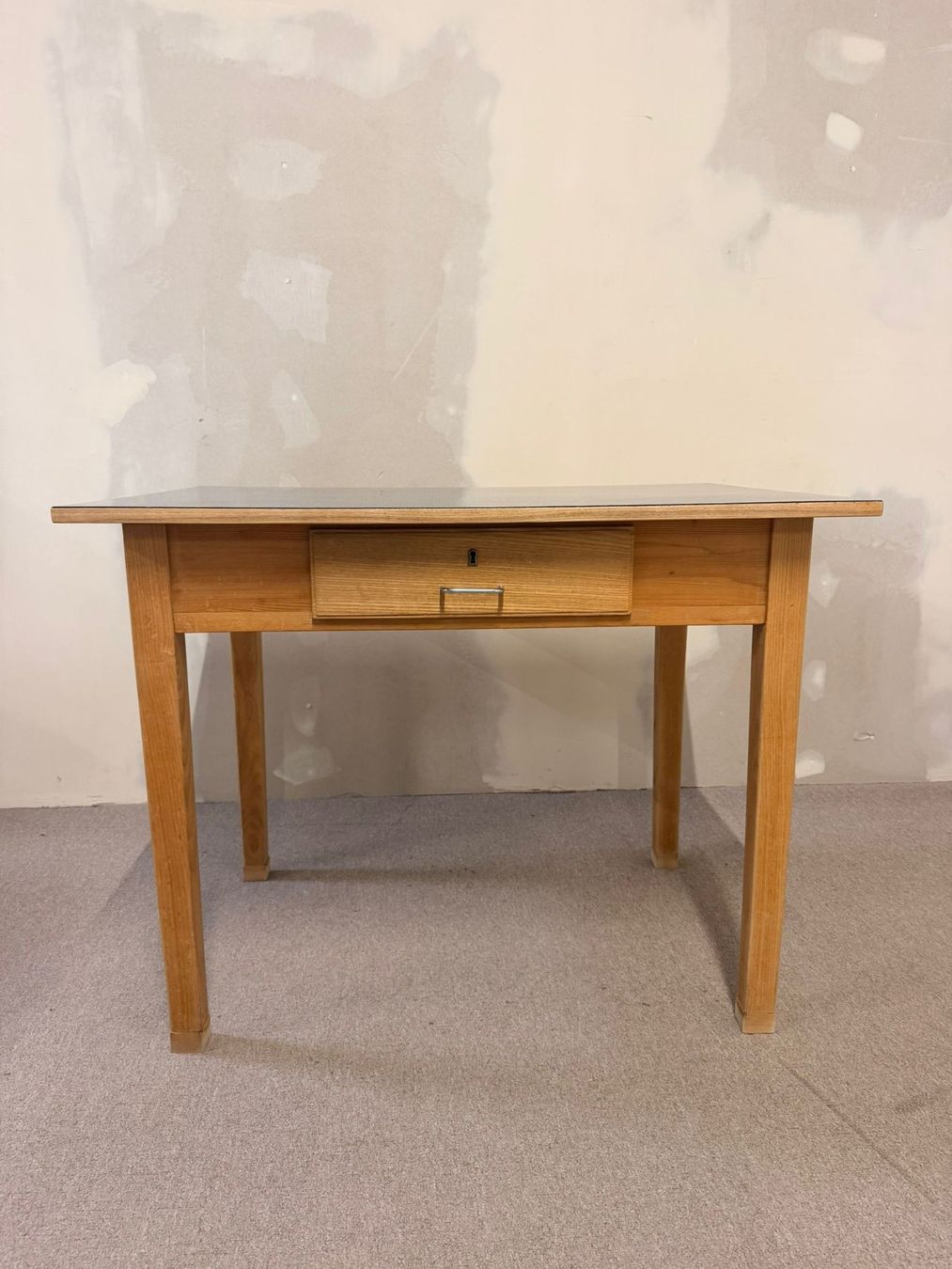 Tavoli: Robuster Vintage Tisch mit Schublade und Resopalplatte – Usato da Rickenbach ZH venduto da Der-Insider 2
