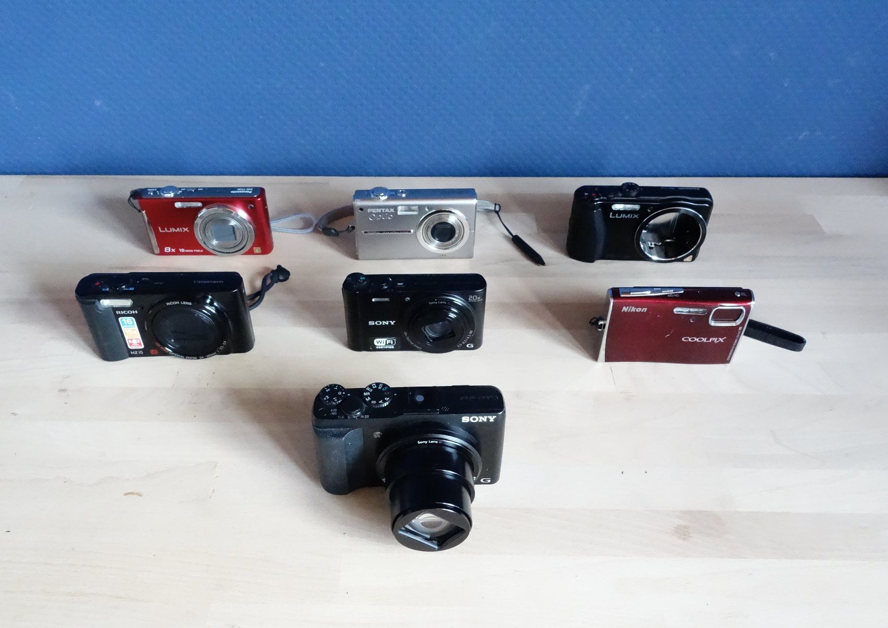 Sony Kamera: Lot de 8 appareils photo avec accessoires – Defekt aus La Rippe von Kopernic