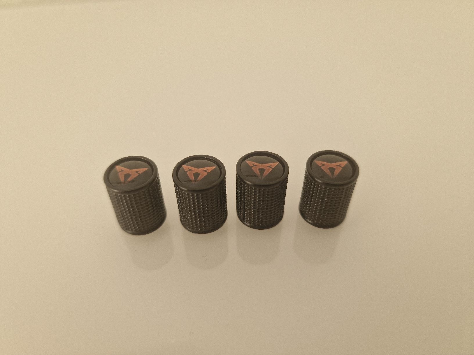 Cupra Alle Autoersatzteile: Ventilkappen , ( Cupra Logo ) schwarz – Neu und originalverpackt aus Sissach von  2