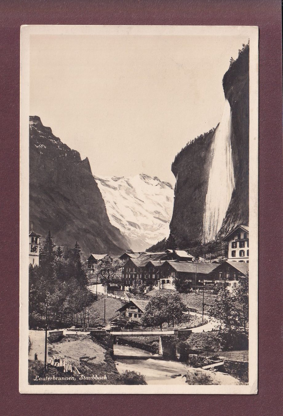 Cartoline postali: LAUTERBRUNNEN - Teilansicht mit Staubbach – Usato da Pully venduto da nicecards