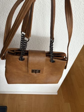 Elegante Leder Handtasche in Braun mit Ketten-Details - NEU!