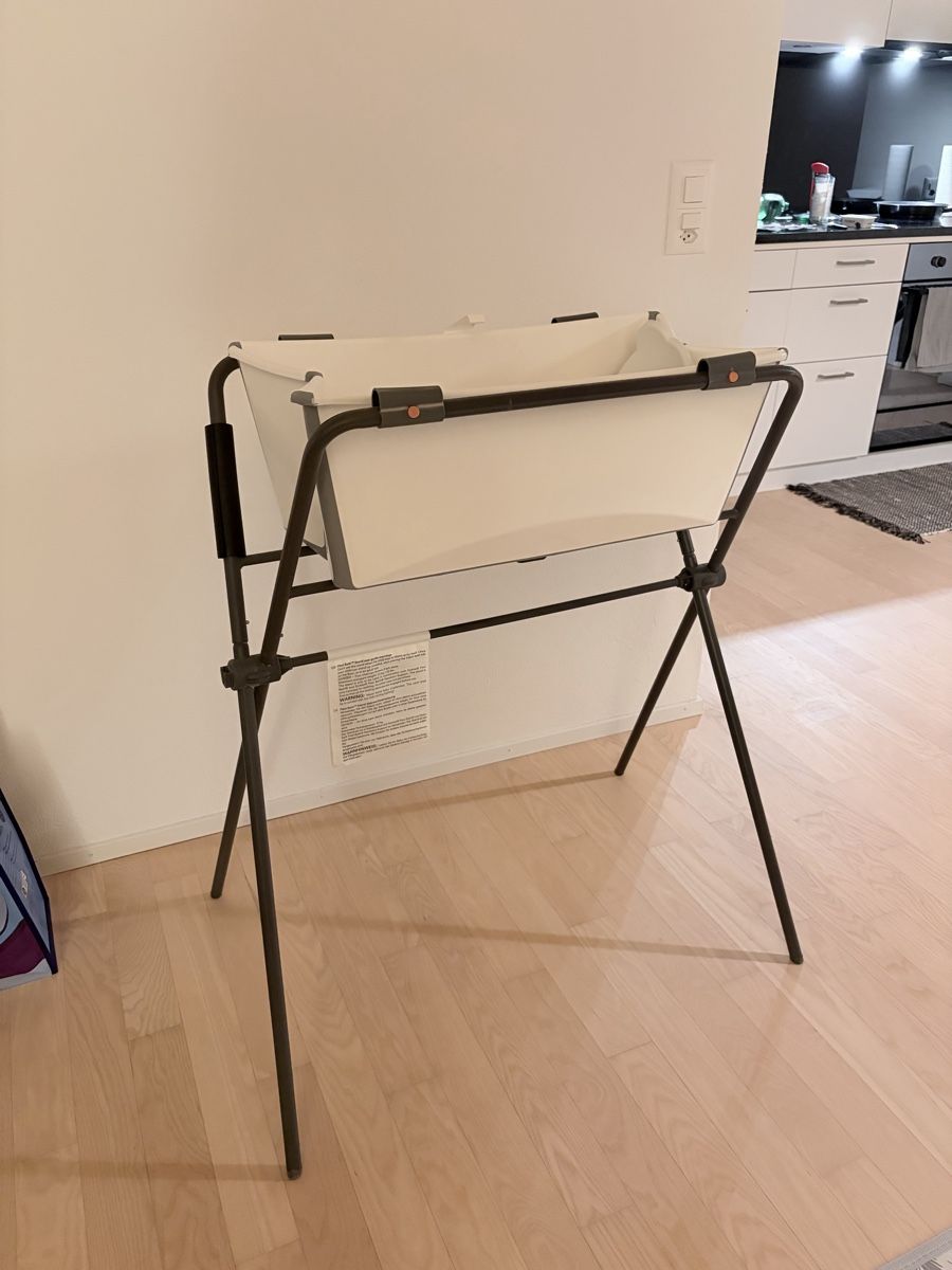 Badewannen: Stokke Flexi Bath newborn support and stand white – Gebraucht aus Winterthur von qop_wfg9